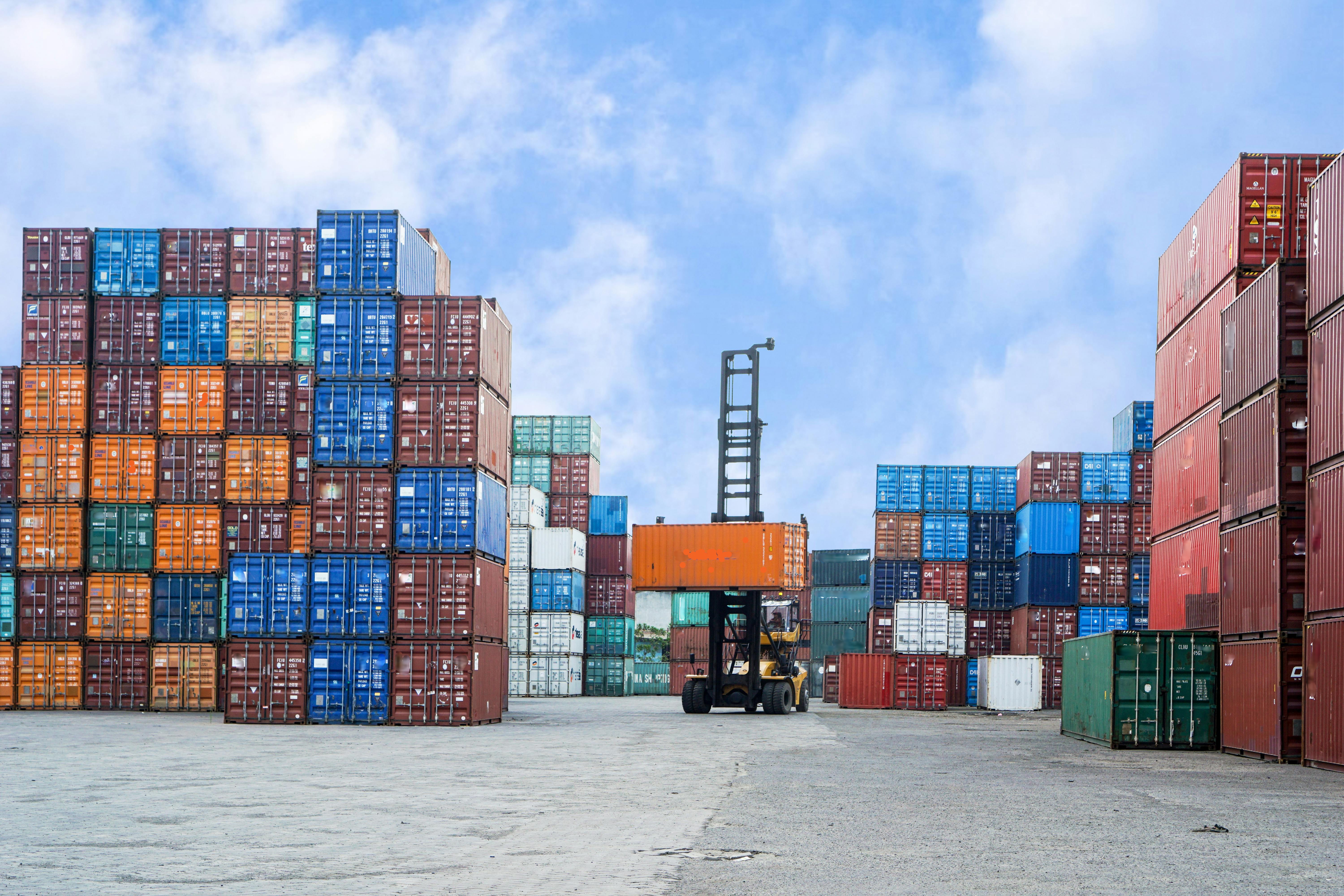 Logistics yard with multiple shipping containers under IoT surveillance and control - Low Cost Tracker