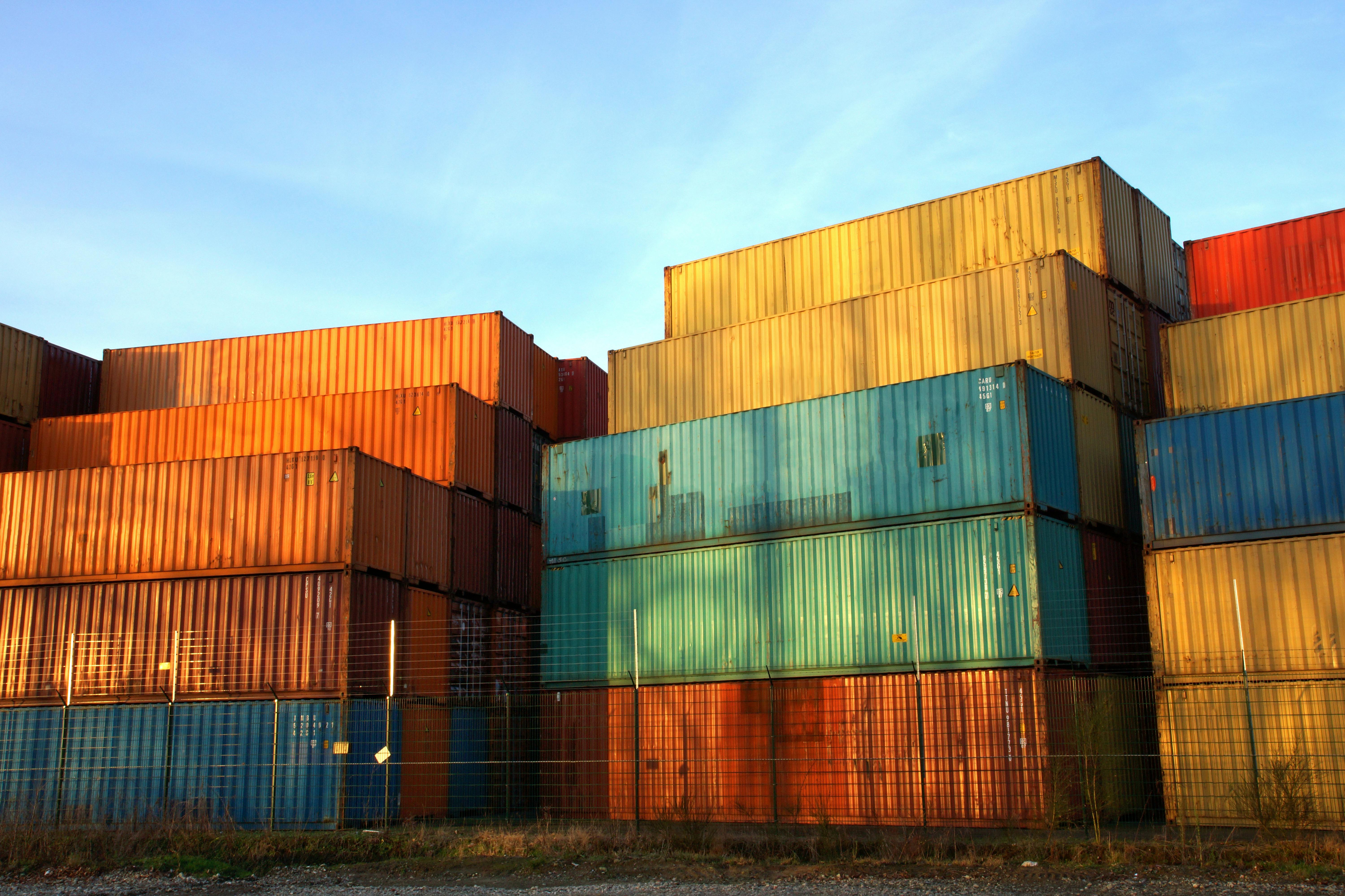 Industrial containers equipped with IoT tracking and monitoring systems - Low Cost tracker
