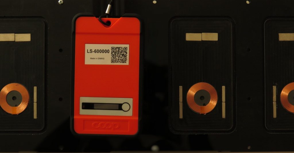 The wireless charger while a Sensor Clima XL is in the charging postation