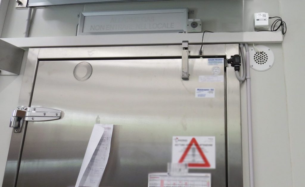 Sensor Clima IoT installed in a cold storage room
