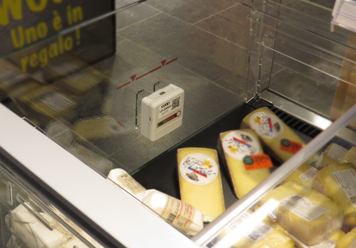 Cold Chain Monitoring with Sensor Clima IoT installed inside industrial refrigerator for real-time temperature monitoring