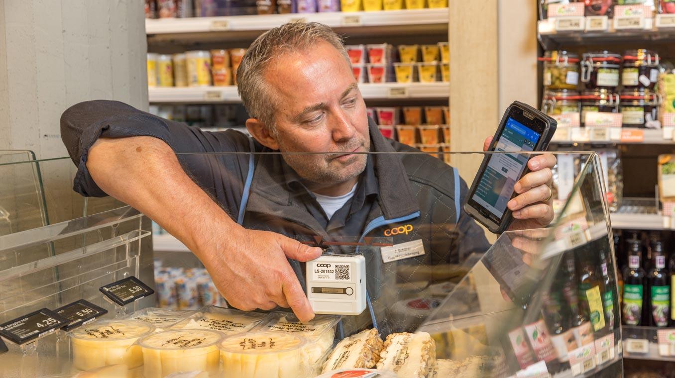 the sensor clima placed nside Coop's fridge to monitor the temperature status.