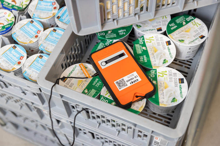Cold Chain Monitoring with Sensor Clima XL put inside a COOP casket, connected to let the temeprature sensor start the measurement