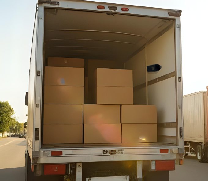 Low Cost Tracker mounted on a truck, to minitor and track its mvements. IoT solution intelligne powered by Telekom